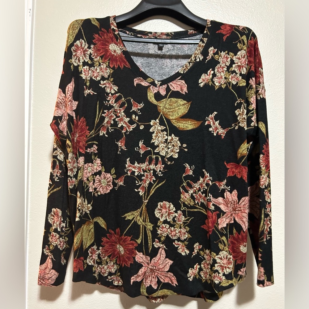 Well Worn Long sleeve blouse w/ floral print -size l/xl